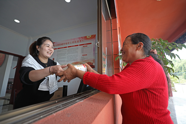 村民正在用積分兌換日常生產生活用品。趙勇攝