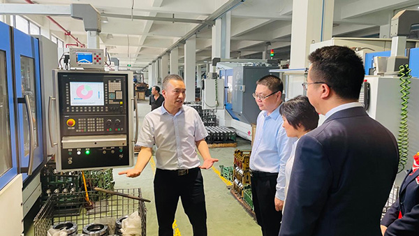 重慶農商行工作人員到西部（重慶）科學城江津園區工業企業走訪調研。重慶農商行供圖