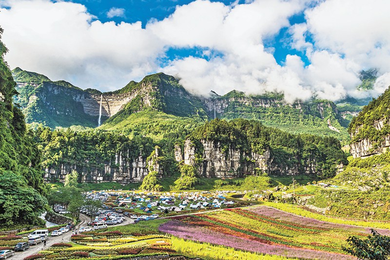 游客在南川區萬卷書臺景區露營游玩，親近自然。(南川區委宣傳部供圖)