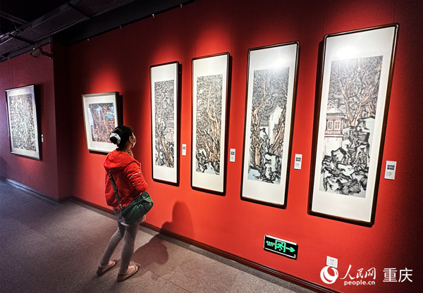 市民在欣賞參展作品。人民網 劉政寧攝