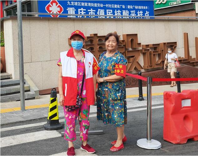 雷澤英和劉慶渝老人。勞動一村社區供圖