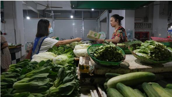 垃圾分類指導員在講解分類知識。勞動一村社區供圖