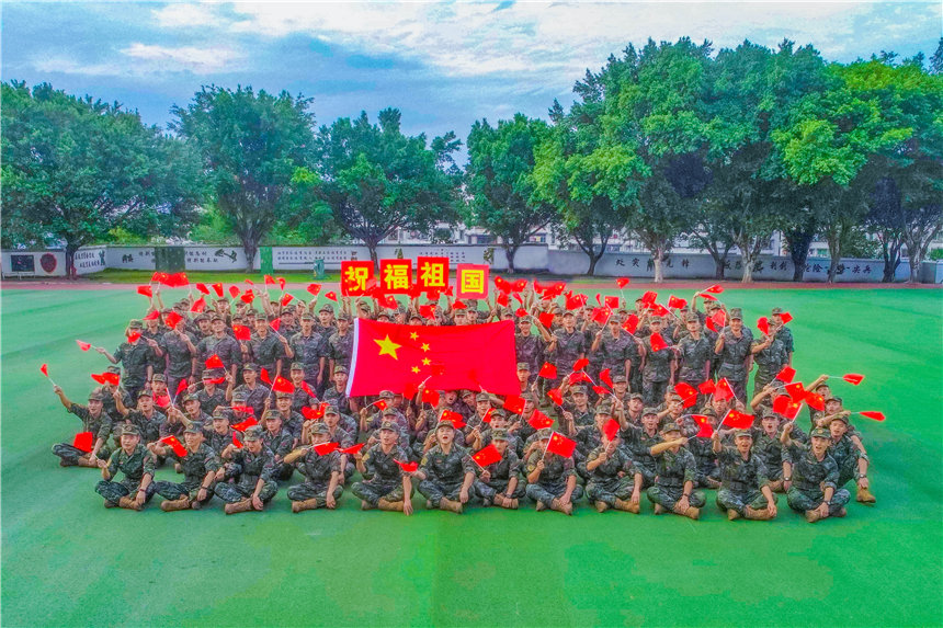 武警官兵與國旗同框，祝福祖國。李東攝