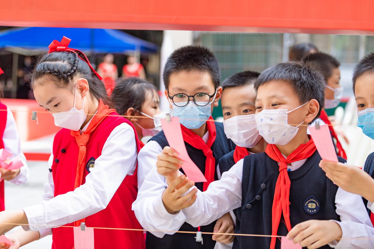 學生們踴躍答題。陳文森攝