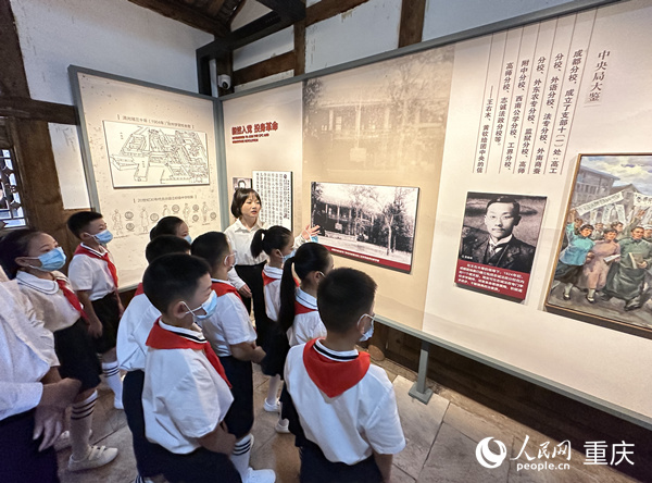 小朋友們參觀周吉可故居。人民網 劉政寧攝