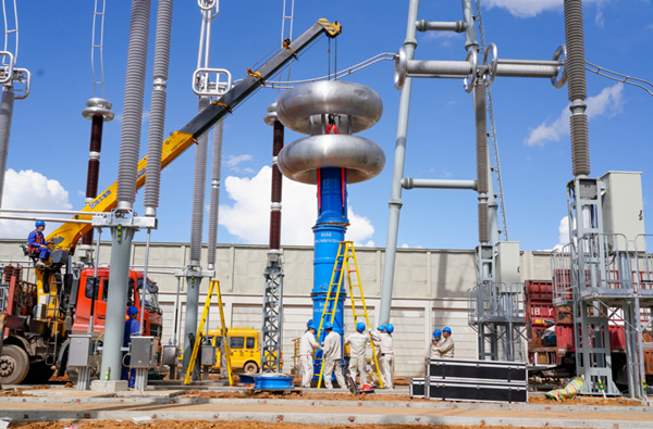 國網重慶電科院員工正在進行電抗器引線連接。國網重慶市電力公司供圖