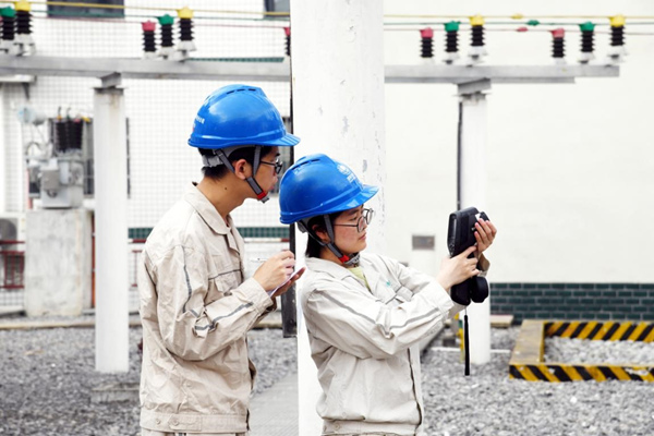 國網重慶電力員工在巫山110千伏涇渭變電站開展設備特巡。尹瑤瑤攝