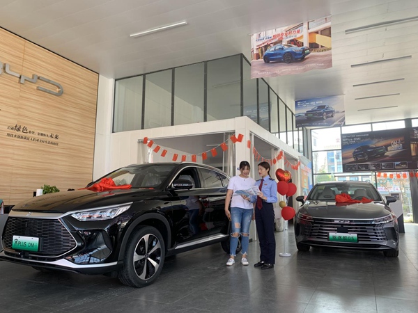 重慶市大足區稅務局“青年講師團”走進汽車銷售中心，為購車者講解新能源汽車車購稅減免政策。蔡茂元攝