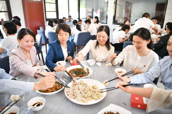 2022年9月29日，巴南區委黨校，學員們在一起其樂融融。