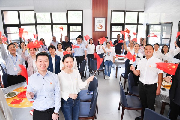 2022年9月29日，巴南區委黨校，教師與學員們一起歌頌祖國。