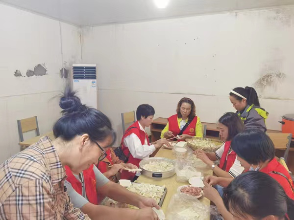 志愿者正忙著給老人準備包子、餃子等食物。李雄偉攝