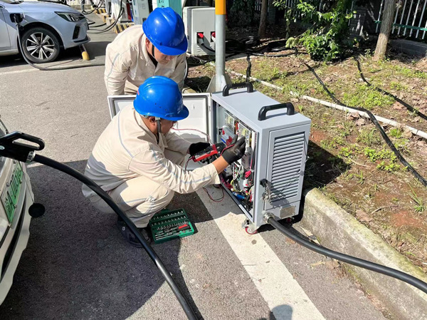 電力工人正在檢查移動充電樁。賀婷婷攝