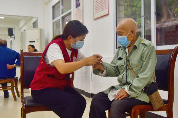 為老人剪指甲。陶涵攝