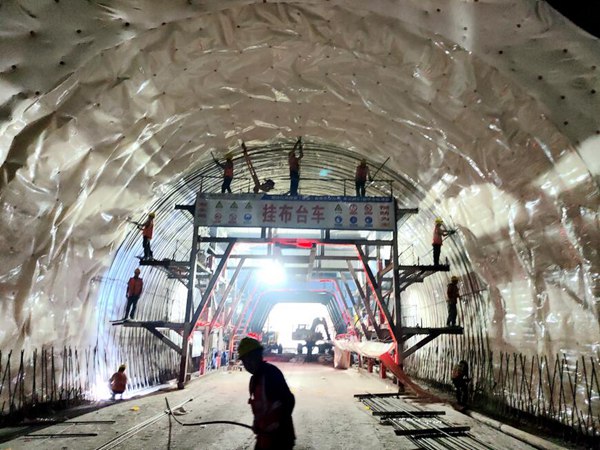 丁家隧道掛布植筋。丁衛林攝