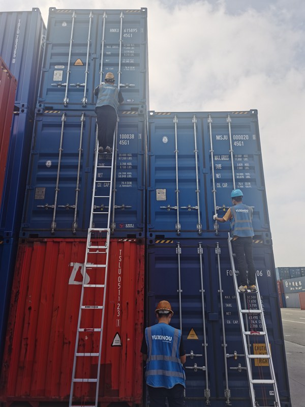 中歐班列（渝新歐）現場調度中心員工正在逐一核查班列集裝箱箱況。渝新歐公司供圖