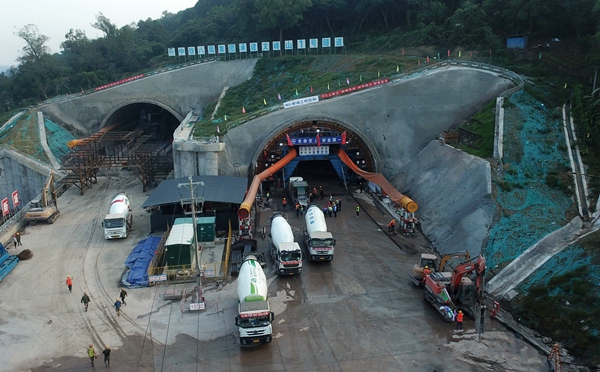 建設中的文峰山1號隧道。中鐵八局供圖