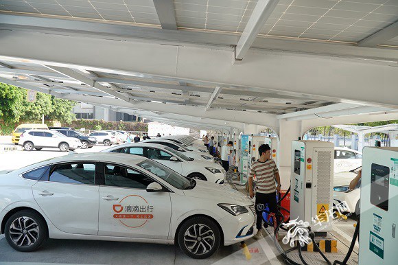 開業當天的優惠活動吸引了一眾網約車駕駛員前來充電。華龍網-新重慶客戶端記者 ?歐武夷 攝