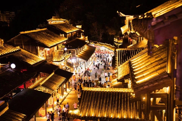 夜幕下的酉州古城。酉陽旅投供圖