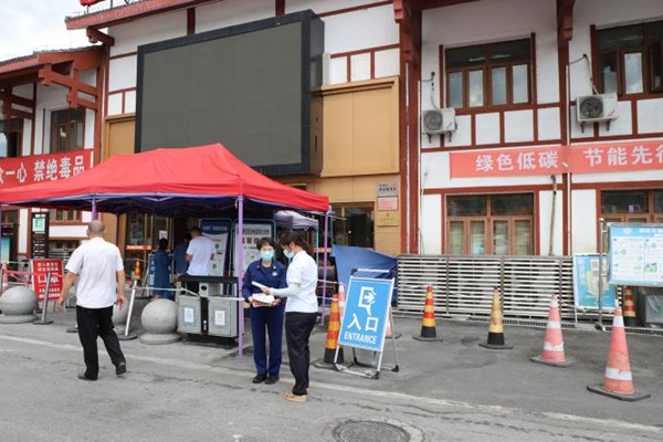 消防宣傳員向群眾發放消防宣傳資料。秀山縣消防救援大隊供圖?