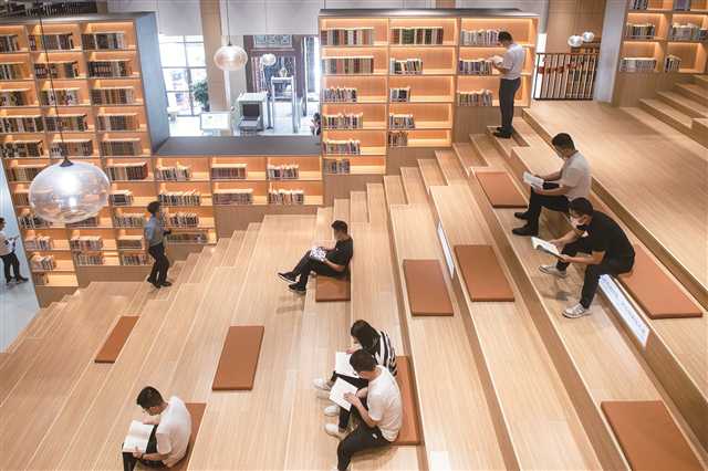 9月30日，江北區圖書館鴻恩寺新館，市民沿著“書山”拾級而上。 攝/崔力