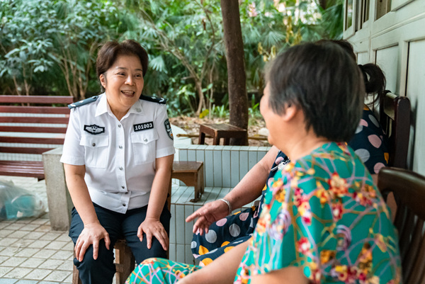 李巧莉在走訪社區居民。渝中區公安分局供圖