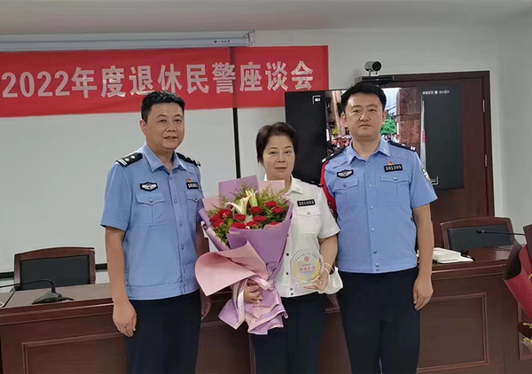 10月9日，同事為李巧莉舉行歡送會。渝中區公安分局供圖