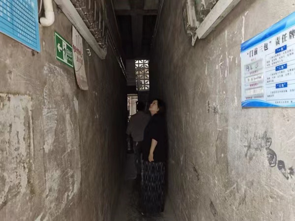 老舊樓道改造前。姜家鎮政府供圖