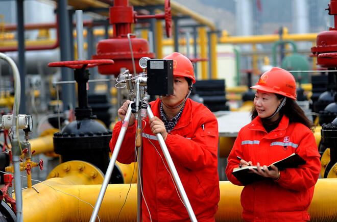 涪陵頁巖氣田員工開展節能監測工作。涪陵頁巖氣公司供圖