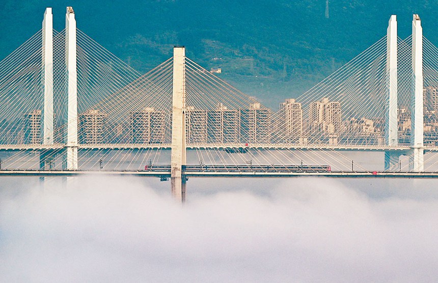 蔡家嘉陵江大橋和蔡家軌道大橋被霧氣籠罩，宛如仙境。首席記者 龍帆 攝/視覺重慶