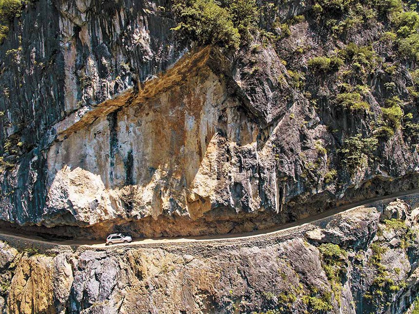 巫溪縣蘭英鄉蘭英村，位于海拔近千米的周家坪老虎嘴崖壁上的“天路”。記者 謝智強 攝/視覺重慶