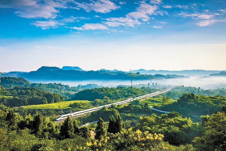 渝萬鐵路長壽高峰村段，動車在晨曦中疾馳而過。李炎 攝