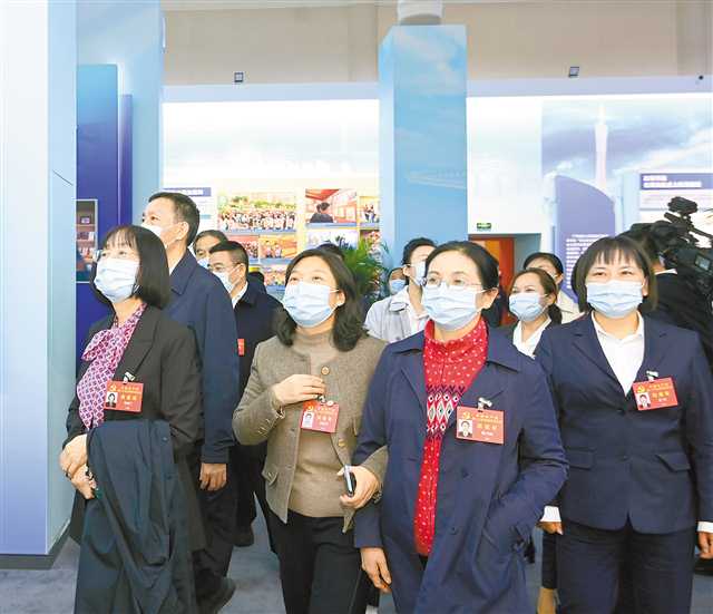 10月17日晚，重慶市代表團參觀“奮進新時代”主題成就展。記者 蘇思 攝/視覺重慶