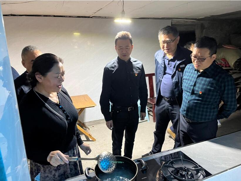 項目組到居民家中實地了解天然氣使用情況。張瓊丹攝