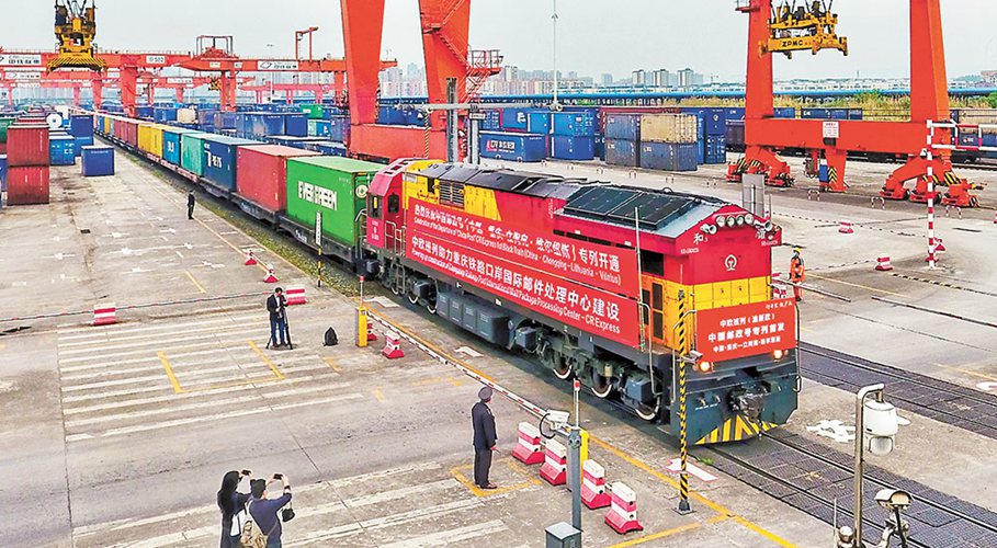 二〇二〇年四月三日，在位于沙坪壩區的團結村中心站，全國首趟中歐班列(渝新歐)“中國郵政號”專列從這里出發前往歐洲。(重慶日報資料圖片)記者 張錦輝 攝/視覺重慶