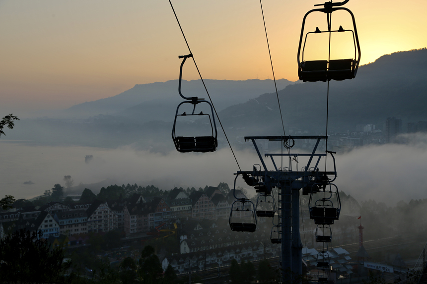 10月19日，重慶涪陵長江邊出現平流霧景觀。楊孝永攝