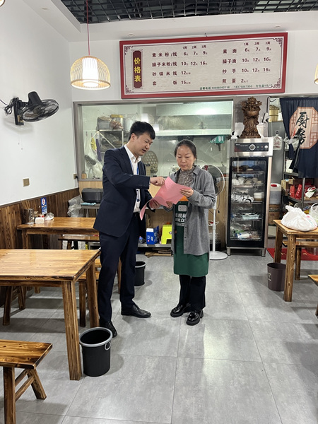 重慶三峽銀行綦江支行為個體工商戶宣傳該行信貸優惠政策。重慶三峽銀行 供圖