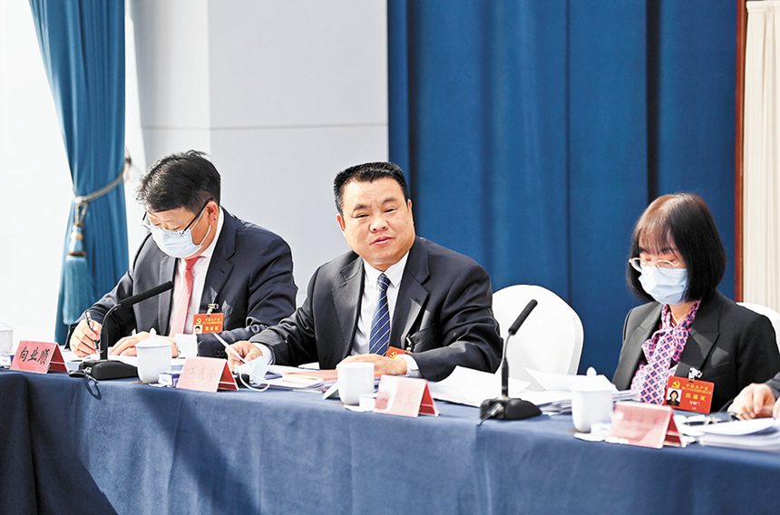 重慶市代表團代表圍繞黨的二十大報告進行深入討論。記者 蘇思 攝/視覺重慶