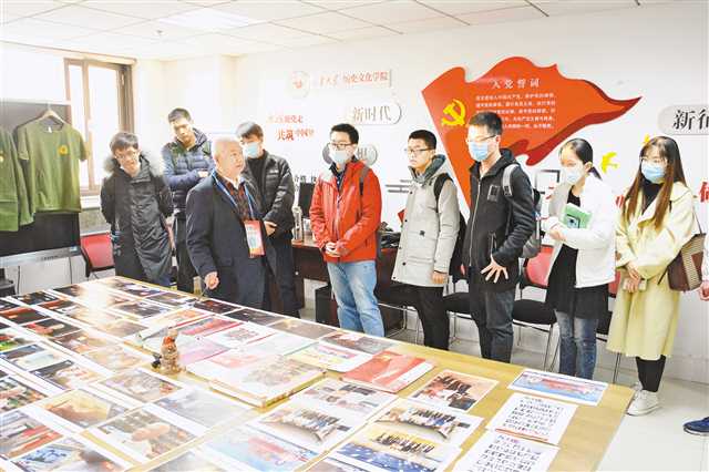 紅巖烈士夏惠祿的長子夏吉演自籌資金創辦的“紅巖魂展廳”吸引了不少觀眾參觀。（受訪者供圖）