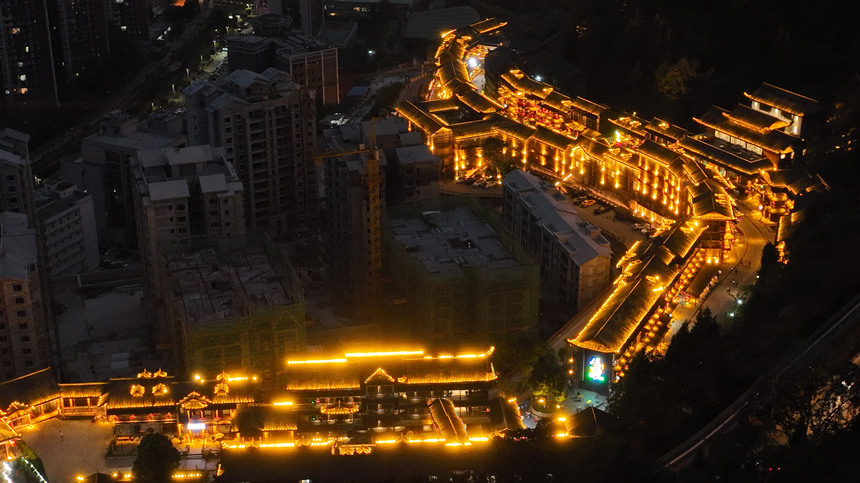 夜幕降臨，酉州古城燈火通明。陳碧生攝