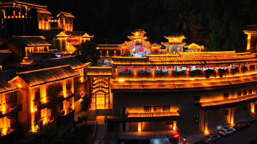 夜幕降臨，酉州古城燈火通明。陳碧生攝