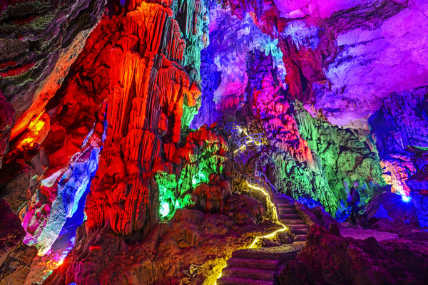 羊鹿山風景區琵琶洞內景。雙河口鎮供圖