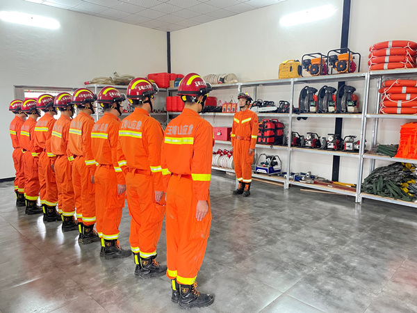 消防站內部分隊員和設施。伍雪萍攝