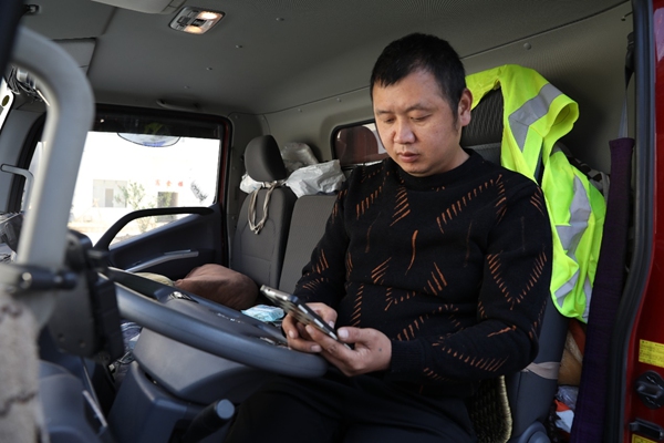 滿幫平臺司機通過貨車幫APP找貨。滿幫集團供圖