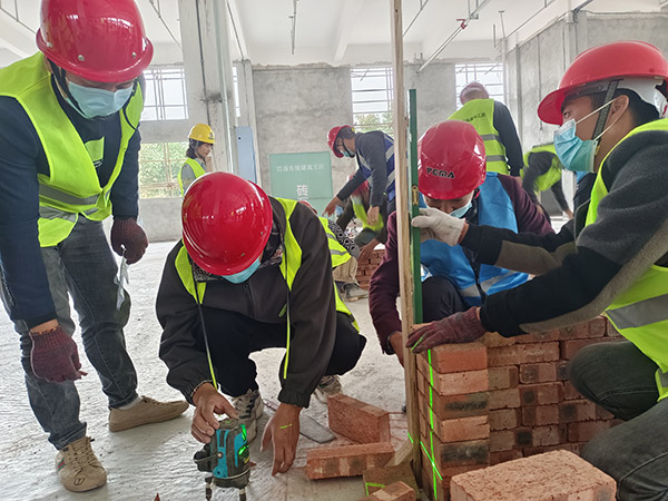 磚瓦工正在進行實操培訓。重慶市住房城鄉建委供圖