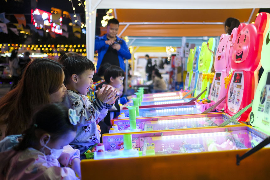 有吃有玩的“彩虹集市”，吸引了不少市民游客前來打卡游玩。郭旭攝