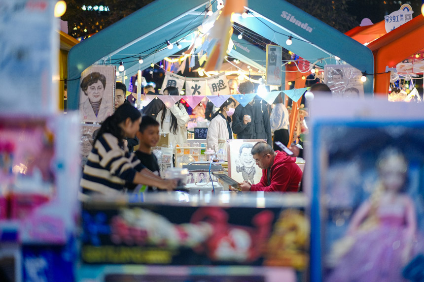 市民、游客在“彩虹集市”選購。郭旭攝