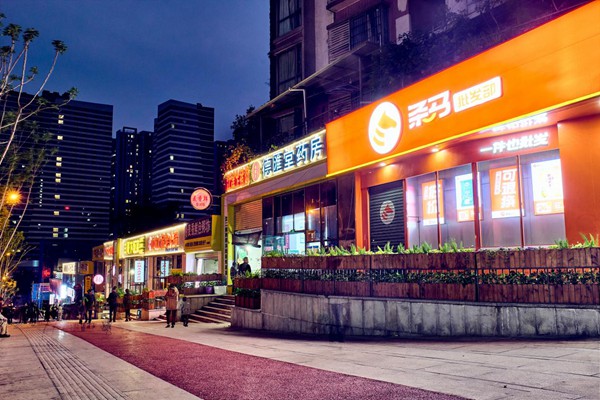 石楊路沿線改造后的夜間實景。九龍城市更新公司供圖