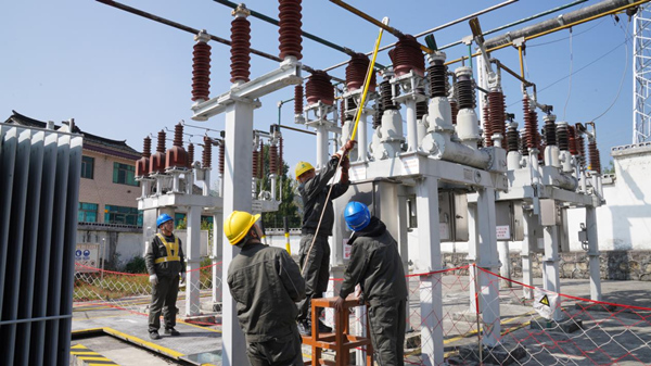 工作人員正在更換變壓器。萬雪蓮攝