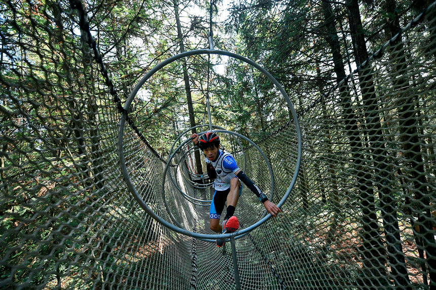運動員在公開賽第一賽段比賽中。