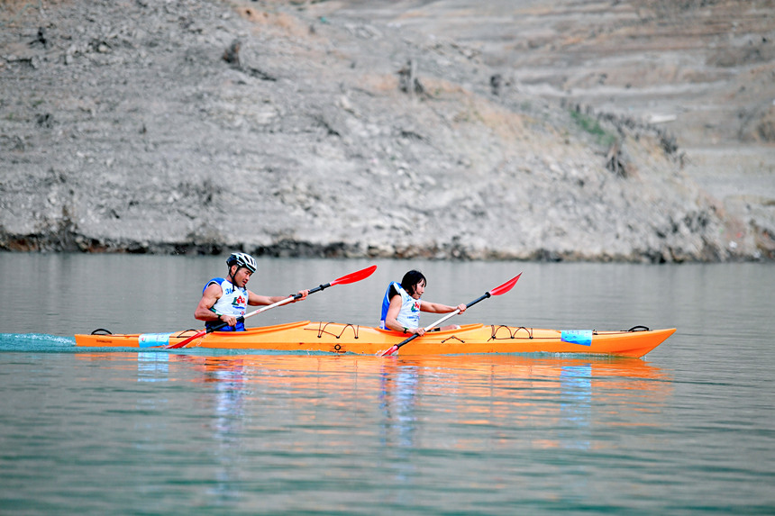 運動員在比賽中。